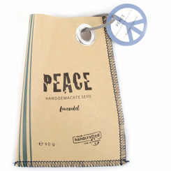 Jabón dentro de una bolsa con el símbolo de la paz